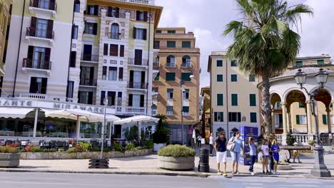 Die-Ligurische-Stadt-Rapallo-Mit-Ihrem-Platz-Piazza-Martiri-Della-Liberta-Mit-Musikkiosk-Und-Fußgängerüberweg
