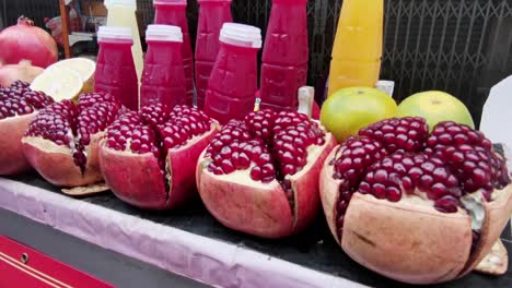 Granatapfel-Eröffnet-Mit-Frischen-Getränken-Von-Einem-Straßenstand-In-Bangkoks-Chinatown