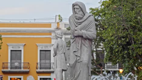 Statue-in-the-fountain-of-Plaza-de-Armas-in-Viejo-San-Juan-historical-town-of-San-Juan,-Puerto-Rico