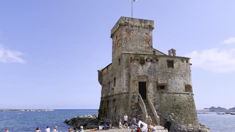 Italienische-Riviera-Am-Mittelmeer,-Eine-Stadt-In-Rapallo-Mit-Einem-Wunderschönen-Kleinen-Schloss-Neben-Dem-öffentlichen-Strand
