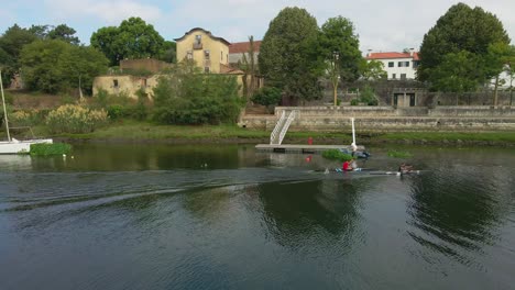 Toma-Aérea-Panorámica-De-Piragüismo-En-El-Río-Cávado,-Esposende.