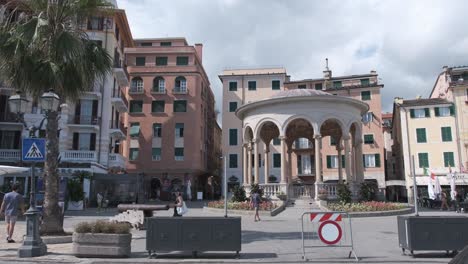 El-Quiosco-De-Música-Donde-Se-Encuentra-Siempre-Se-Ha-Llamado-Marina-Delle-Barche,-Y-Los-Edificios-Que-Rodean-La-Piazza-Martiri-Della-Liberta-Son-Las-Casas-Del-Antiguo-Pueblo-De-Pescadores.