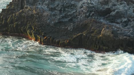 Blick-Auf-Meereswellen,-Die-Bei-Tageslicht-Auf-Den-Kanarischen-Inseln-Teneriffa-Los-Gigantes-In-Spanien-Gegen-Felsen-Krachen