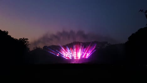 Lasershow-Bei-Nacht-Aus-Flachem-Winkel.-Das-Video-Wurde-Am-15.-April-2022-Im-Buddha-Park-In-Patna,-Bihar,-Indien,-Aufgenommen