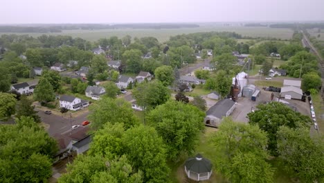 Neighborhood-in-Three-Oaks,-Michigan-with-drone-video-moving-in