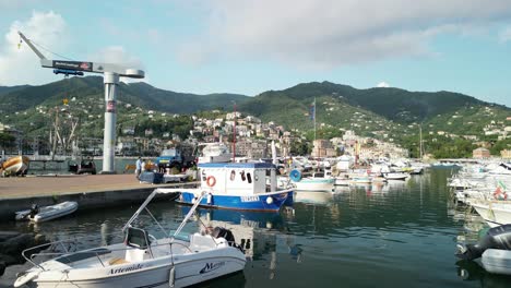 Rapallo-Marina,-Ein-Drohnenstart-über-Booten-Im-Yachthafen,-Im-Meer-Und-In-Der-Fernen-Stadt