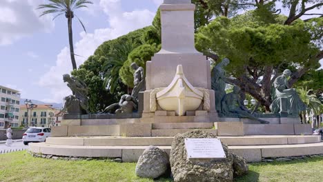 En-Una-Pequeña-Plaza-Rodeada-De-Una-Carretera-En-Rapallo,-Hay-Un-Monumento-A-Cristóbal-Colón.