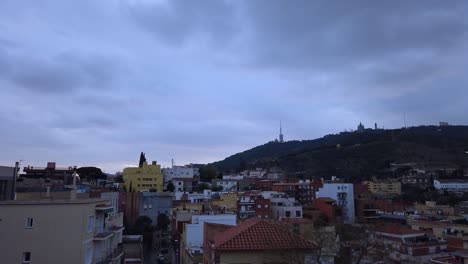 Hyperlapse-Luftaufnahme-Zeigt-Barcelona,-Serra-De-Collserola,-Tibidabo,-Stadtstraßen,-Architektur-Und-Skyline-In-Bewegung,-Katalonien,-Spanien
