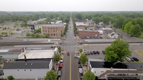 Downtown-Three-Oaks,-Michigan-with-drone-video-moving-in-close-up