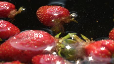 Genießen-Sie-Die-Lebendigen-Farbtöne-Von-Bio-Erdbeeren,-Die-In-Brunnenwasser-Gewaschen-Werden