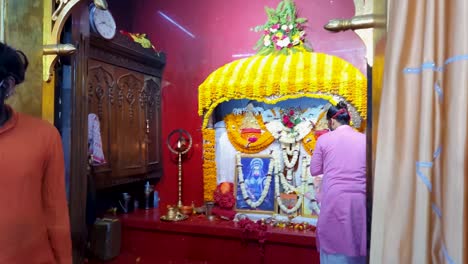 Personas-Que-Ofrecen-A-La-Estatua-Del-Dios-Hindú-Hanuman-Decorada-Con-Flores-Desde-Un-ángulo-Plano-Se-Toma-Un-Video-Del-Templo-Mahavir-Patna-Bihar-India-El-15-De-Abril-De-2022