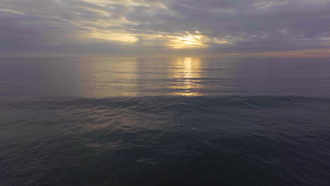 Südafrika-Drohne-Aus-Der-Luft-Filmisch-Delfine-Pod-Schwimmen-Sonnenaufgang-Sonnenuntergang-Am-Frühen-Morgen-Ozean-Brandungswellen-Jbay-Jefferys-Bay-Indischer-Ozean-Tiefes-Aqua-Blaues-Wasser-Bewölkt-Golden-Vorwärts-Zum-Meer-Bewegung
