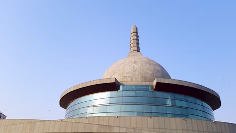 Buddha-Stupa-Mit-Strahlend-Blauem-Himmel-Am-Morgen-Aus-Flachem-Winkel.-Das-Video-Wurde-Am-15.-April-2022-Im-Buddha-Park-In-Patna,-Bihar,-Indien,-Aufgenommen