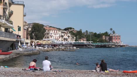 Ciudad-Mediterránea-De-Rapallo,-En-Liguria,-Italia,-Con-Una-Hermosa-Costa-Y-Gente-En-La-Playa