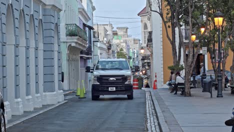 Leichter-Verkehr,-Da-Am-Nachmittag-Autos-In-Der-Historischen-Stadt-Viejo-San-Juan-Puerto-Rico-In-Der-Nähe-Der-Plaza-De-Armas-Durchfahren