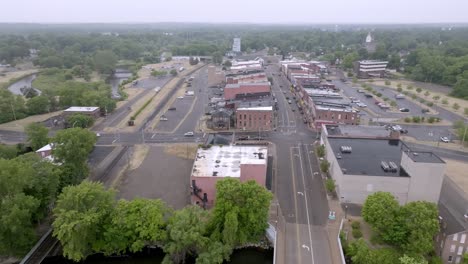 Innenstadt-Von-Three-Rivers,-Michigan-Mit-Drohnenvideo,-Das-Sich-Von-Links-Nach-Rechts-Bewegt