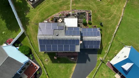 Eine-Drohnenansicht-Von-Oben-Nach-Unten-Auf-Sonnenkollektoren-Auf-Einem-Wohnhaus-In-Amerika