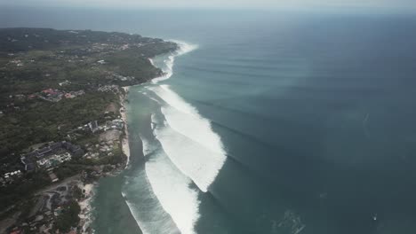 Drone-Vuela-Sobre-La-Costa-De-La-Isla-De-Bali-Indonesia-Con-Grandes-Olas-Oceánicas-Destino-De-Viaje-Para-Surfistas