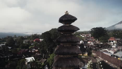 Drohne-Rotiert-Um-Den-Kintamani-Hindu-Tempel-Auf-Der-Indonesischen-Insel-Bali-Mit-Malerischer-Nebliger-Landschaft-Mount-Batur