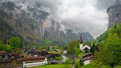 Zeitraffer-Von-Lauterbrunnen,-Schweiz,-Malerisches-Dorf-In-Den-Schweizer-Alpen,-Häuser-Und-Landschaft