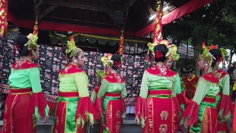 Niñas-Betawi-Vestidas-Con-Trajes-Coloridos-Tradicionales-Para-Bailar-Ondeando-A-La-Cámara,-Mujeres-De-Java-Occidental,-Sunda-Y-Yakarta.