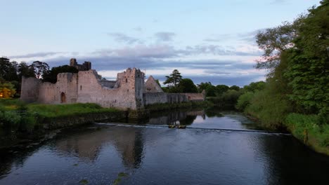 Desmond-Castle-ruins-over-Maigue-River-in-Limerick-County-at-sunset,-Adare