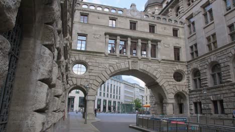 Puerta-De-Piedra-Del-Nuevo-Edificio-Del-Ayuntamiento-En-El-Distrito-Del-Casco-Antiguo-De-Leipzig
