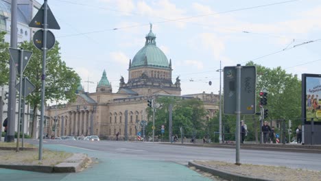 Paisaje-Urbano-En-Leipzig-Con-Transporte-Público-Y-Tráfico.