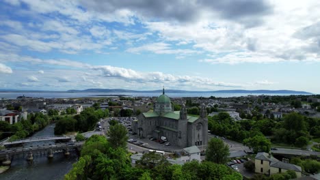 Galway-Stadt-Mit-Ihrer-Kathedrale-Und-Meeresbucht-Im-Hintergrund,-Irland