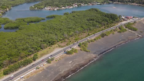 Vista-Aérea-De-Drones-Del-Tráfico-De-La-Carretera-En-La-Caldera-Del-Puerto-Marítimo,-Puntarenas,-Costa-Rica