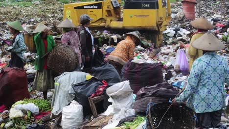 Endlagerstätte-Für-Abfälle-Und-Die-Aasfresser,-Die-Dort-Arbeiten,-Zentral-Java,-Indonesien