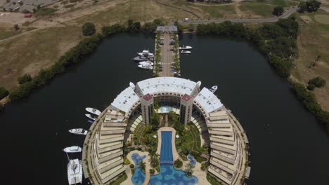 Aerial-view-of-Isla-Paraiso,-a-circle-shaped-residential-building-in-the-city-of-Lechería,-northern-Anzoátegui-state,-Venezuela