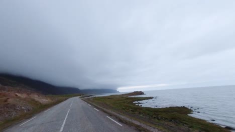 Island-–-Nehmen-Sie-Platz-In-Der-Ersten-Reihe-Und-Bestaunen-Sie-Die-Beeindruckenden-Naturwunder-Islands,-Während-Sie-Durch-Die-Malerische-Landschaft-Im-Süden-Fahren-Und-Momente-Puren-Wunders-Festhalten