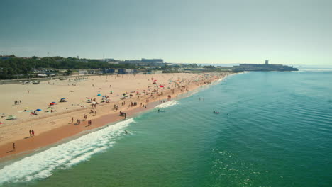 Schöner-Portugiesischer-Strand-An-Einem-Sommertag-Mit-Menschen-Und-Surfern