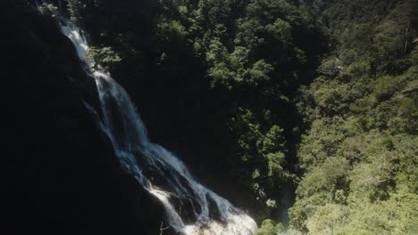 Indonesische-Insel-Im-Osten-Indonesiens-Sumba,-Drohnenflug-In-Einer-Dschungelschlucht,-Der-Einen-Malerischen-Wasserfall-Enthüllt