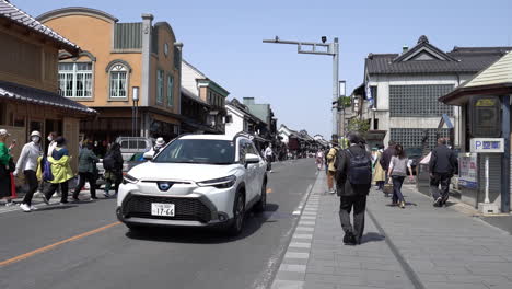 Kawagoe,-Japón---11-De-Abril-De-2023:-Turista-Caminando-Por-La-Calle-Kanetsuki