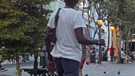 La-Gente-Camina-Por-La-Plaza-De-Armas-En-El-Viejo-San-Juan-Ciudad-Histórica-De-San-Juan,-Puerto-Rico