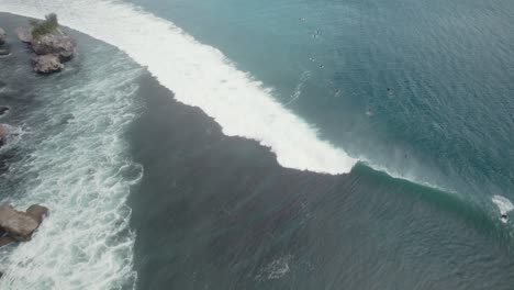 Drohne-Fliegt-über-Surfer,-Die-Auf-Der-Suche-Nach-Den-Perfekten-Wellen-Im-Surfspot-Der-Indonesischen-Bali-Insel-In-Uluwatu-Sind