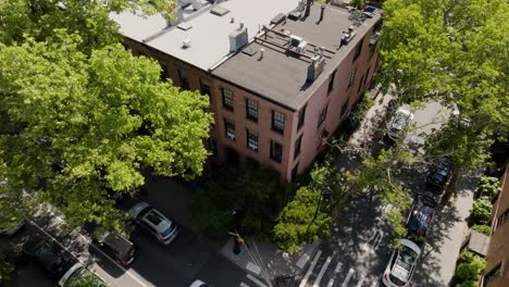 Vista-Aérea-Inclinada-Frente-A-Una-Casa-De-Piedra-Rojiza,-En-Las-Soleadas-Alturas-De-Brooklyn,-Nueva-York,-Estados-Unidos