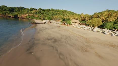 Drone-Modo-Favorito-Volando-Sobre-La-Playa-De-Palmeras-Tropicales-En-La-Playa-De-Sumba-Isla-Indonesia-En-El-Este-De-Indonesia-Nusa-Tenggara