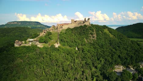 Drohnenbild-Von-Einem-Wunderschönen-Alten-Schloss-Szigliget-In-Ungarn,-Plattensee