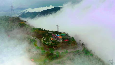 La-Toma-Establecida-De-La-Vista-De-La-Montaña-Es-Rishikesh,-Uttarakhand,-Cámara-Aérea-De-Drones-De-La-India-Avanzando-Sobre-La-Colina,-El-Vehículo-Pasó-Por-La-Carretera-En-Las-Colinas,-La-Estación-De-La-Colina-Circundante-Nublada