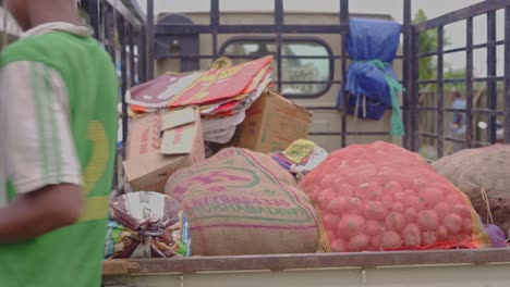 Vendedores-Cargando-Verduras-A-Granel-En-Una-Camioneta