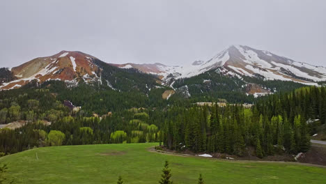 Cloudy-peaks-at-the-summit-in-Ironton,-Colorado