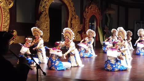 Balinesische-Tänzerinnen-Führen-Janger-Bali-Tanz,-Traditionelle-Kleidung,-Gamelan-Musik,-Kunst-Und-Kultur-Indonesiens-Auf