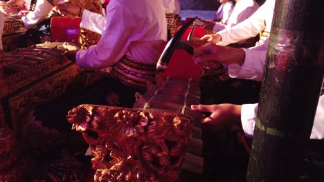 Músicos-Tocan-Gamelan-En-Bali,-Indonesia,-Patrones-Rítmicos-Simultáneamente-Al-Unísono-En-La-Ceremonia-Del-Templo-Balinés.