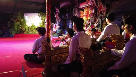Eine-Gruppe-Junger-Musiker-Spielt-Gamelan-Musik-Auf-Der-Bühne,-Traditionelle-Kunst-Und-Kultur-Balis,-Indonesien,-Gong-Kebyar-Musikinstrumente