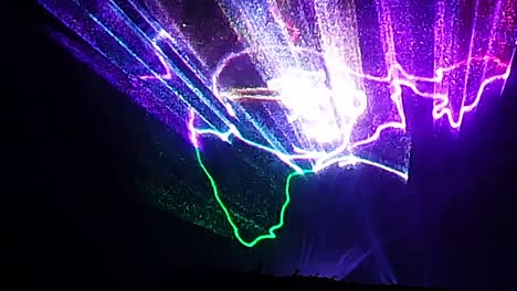 Lasershow-Bei-Nacht-Aus-Flachem-Winkel.-Das-Video-Wurde-Am-15.-April-2022-Im-Buddha-Park-In-Patna,-Bihar,-Indien,-Aufgenommen