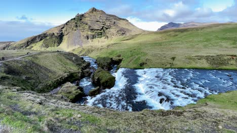 Islandia---Sumérgete-En-La-Belleza-Intacta-De-Islandia:-Caminando-Por-El-Río-Skoga