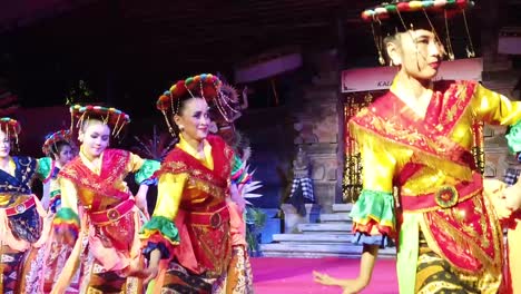 Frauen-Tanzen-Die-Traditionelle-Betawi-Kultur-Aus-Jakarta,-West-Java,-Indonesien,-Mit-Farbenfrohen-Kostümen-Und-Zarten-Bewegungen